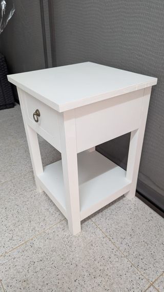 Mesita de noche blanca con cajón