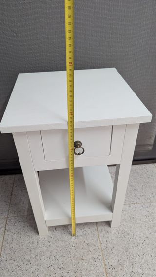 Mesita de noche blanca con cajón