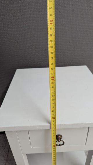 Mesita de noche blanca con cajón