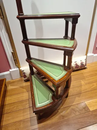 Escalera biblioteca caracol madera y cuero verde