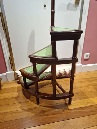 Escalera biblioteca caracol madera y cuero verde