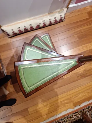 Escalera biblioteca caracol madera y cuero verde