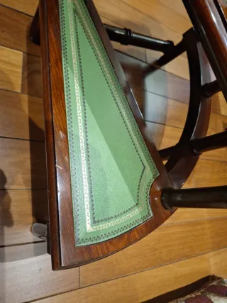 Escalera biblioteca caracol madera y cuero verde