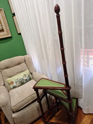 Escalera biblioteca caracol madera y cuero verde