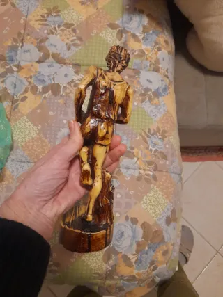 Statua in legno corridore