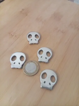 Lote 4 abalorios zamak baño plata Calaveras