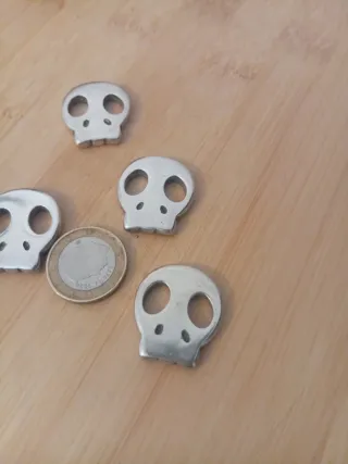 Lote 4 abalorios zamak baño plata Calaveras