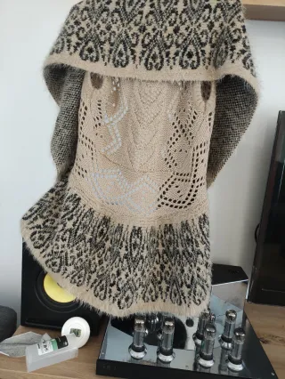 Chaleco de punto beige y negro