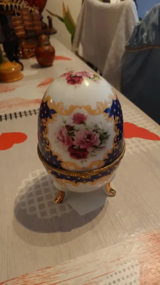 Huevo de porcelana decorado