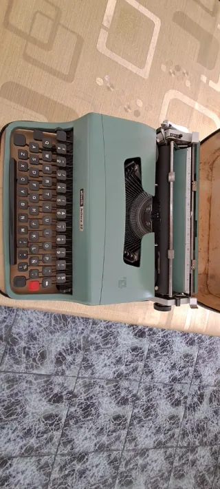 Máquina de escribir Olivetti Lettera 22