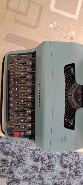 Máquina de escribir Olivetti Lettera 22