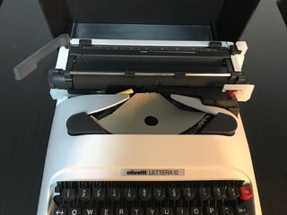 Máquina de escribir Olivetti Lettera 12, sin Usar
