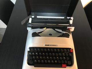 Máquina de escribir Olivetti Lettera 12, sin Usar