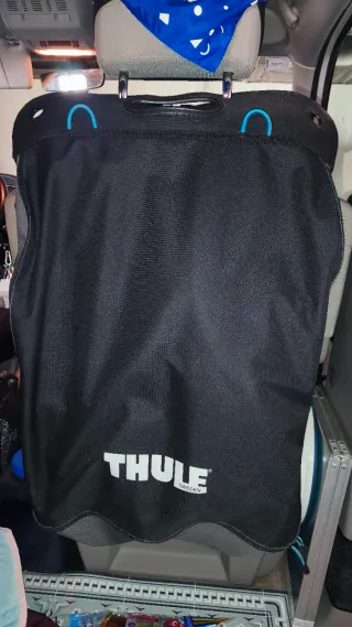 Zapatero/organizador de tela marca Thule.