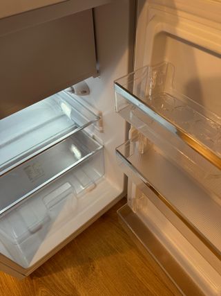 Nevera pequeña retro blanca