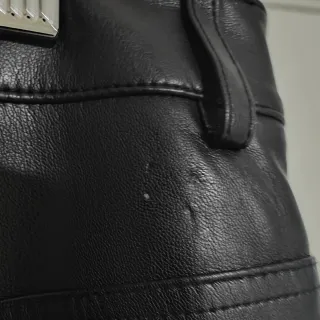 Pantalón efecto piel Mango talla 46