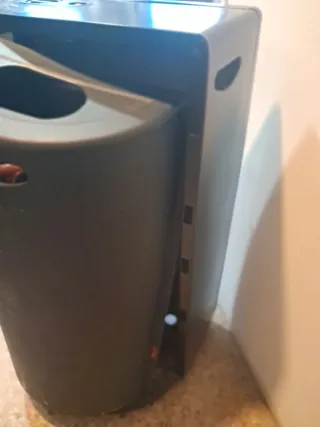 Estufa de gas negra con botella. Mudanza