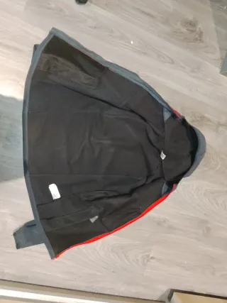 Chaqueta Quechua gris con cremalleras rojas