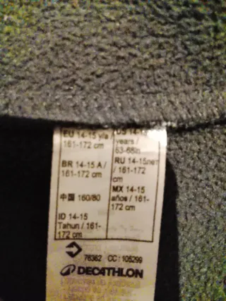 Chaqueta Quechua gris con cremalleras rojas