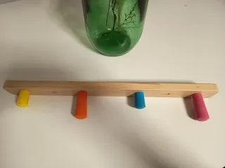 Perchero infantil de madera con 4 pomos de colores