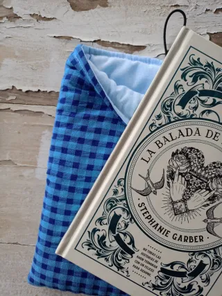 Funda libro cuadros azul con botón