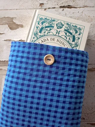 Funda libro cuadros azul con botón
