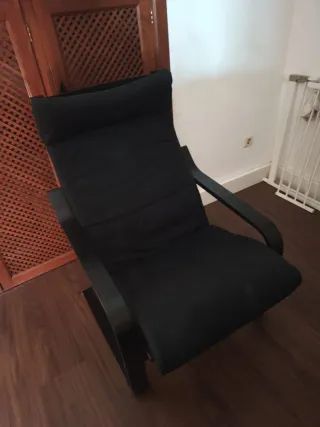 Sillón negro chapa roble. Modelo  Poang