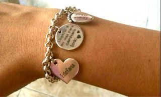 Pulsera personalizada con dijes grabados