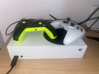 Xbox Series S con 2 controles