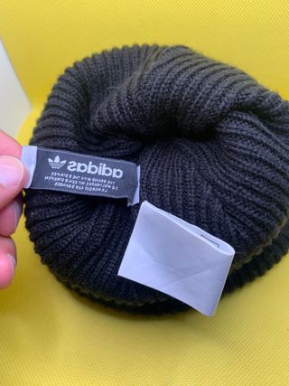 Cappello Adidas nero con pompon