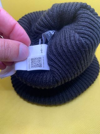 Cappello Adidas nero con pompon