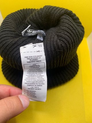 Cappello Adidas nero con pompon