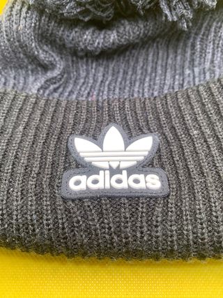 Cappello Adidas nero con pompon