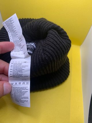 Cappello Adidas nero con pompon