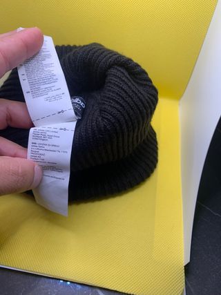 Cappello Adidas nero con pompon