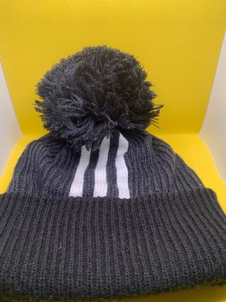 Cappello Adidas nero con pompon