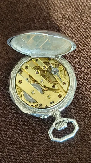 Reloj de bolsillo de plata.