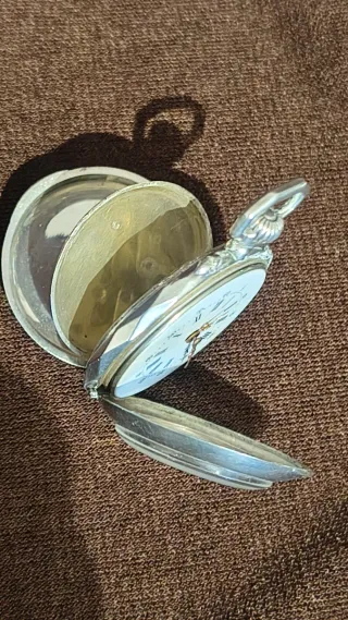 Reloj de bolsillo de plata.