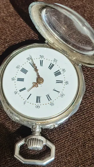 Reloj de bolsillo de plata.
