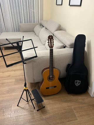 Guitarra Admira gama media alta y accesorios