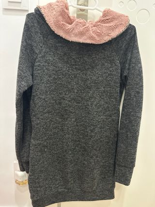 Jersey largo gris oscuro con detalles rosa