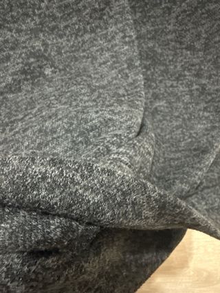 Jersey largo gris oscuro con detalles rosa