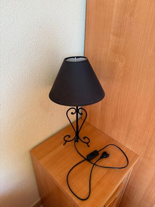 Lámpara de mesa negra con base de metal