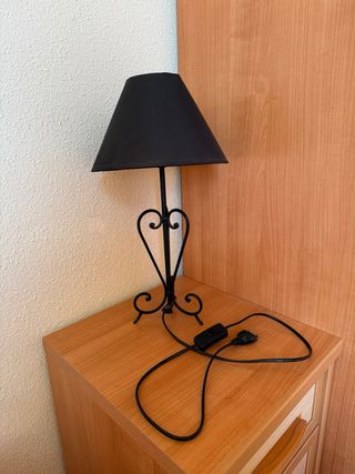 Lámpara de mesa negra con base de metal