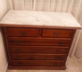 Cómoda de madera con tapa de mármol