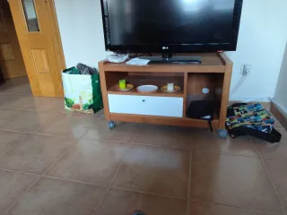 Mueble TV madera y blanco