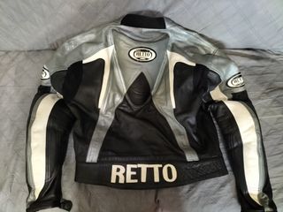 Cazadora de moto deportiva negra y plateada