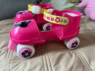 Patines y protecciones Minnie para niña