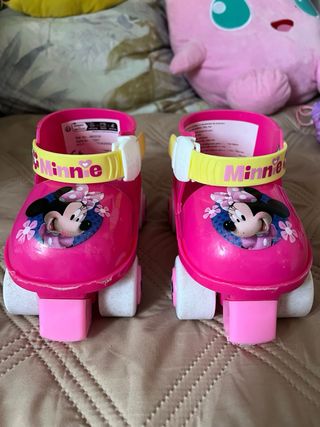 Patines y protecciones Minnie para niña
