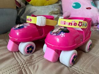 Patines y protecciones Minnie para niña